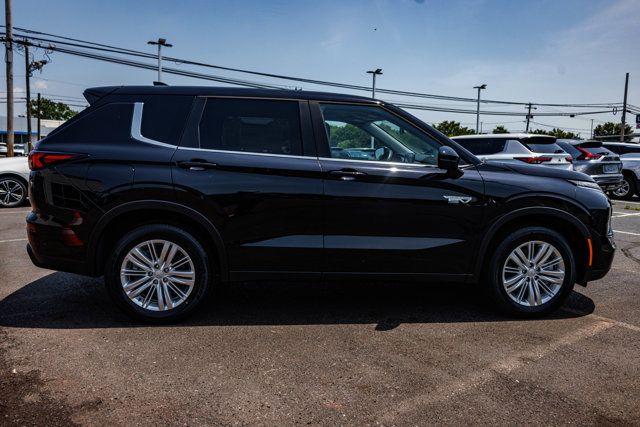 New 2025 Mitsubishi Outlander ES image 4