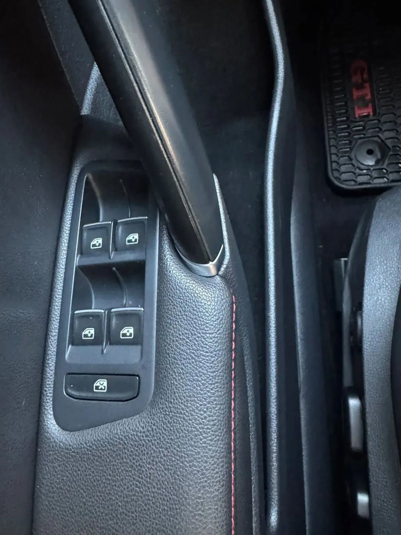 Used 2017 Volkswagen GTI SE FWD image 15