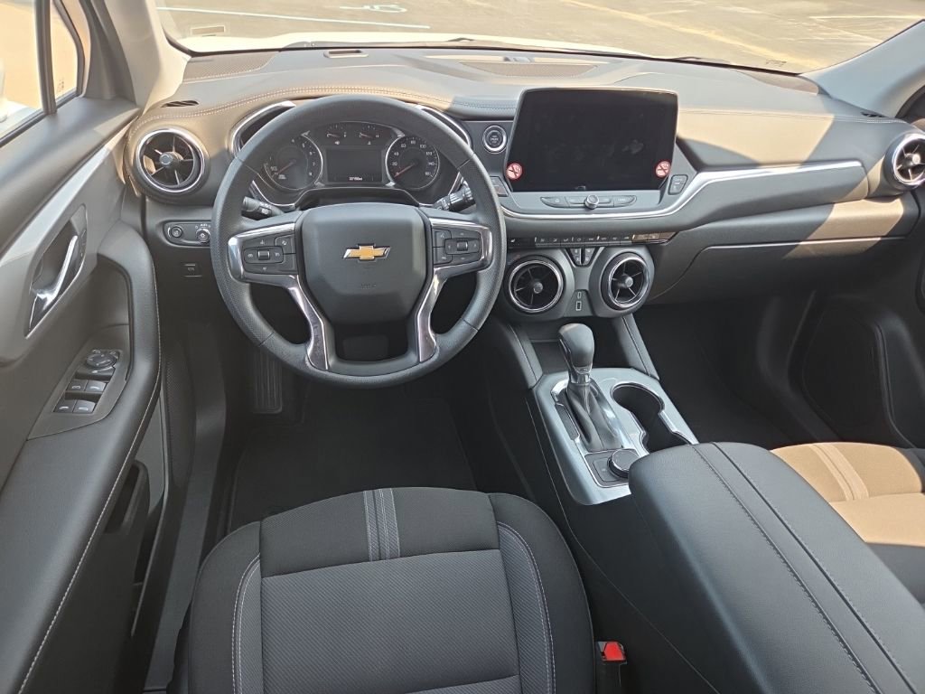 Used 2025 Chevrolet Blazer LT FWD image 12