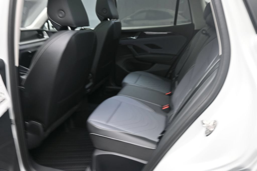New 2026 Volkswagen Tiguan SE FWD image 21