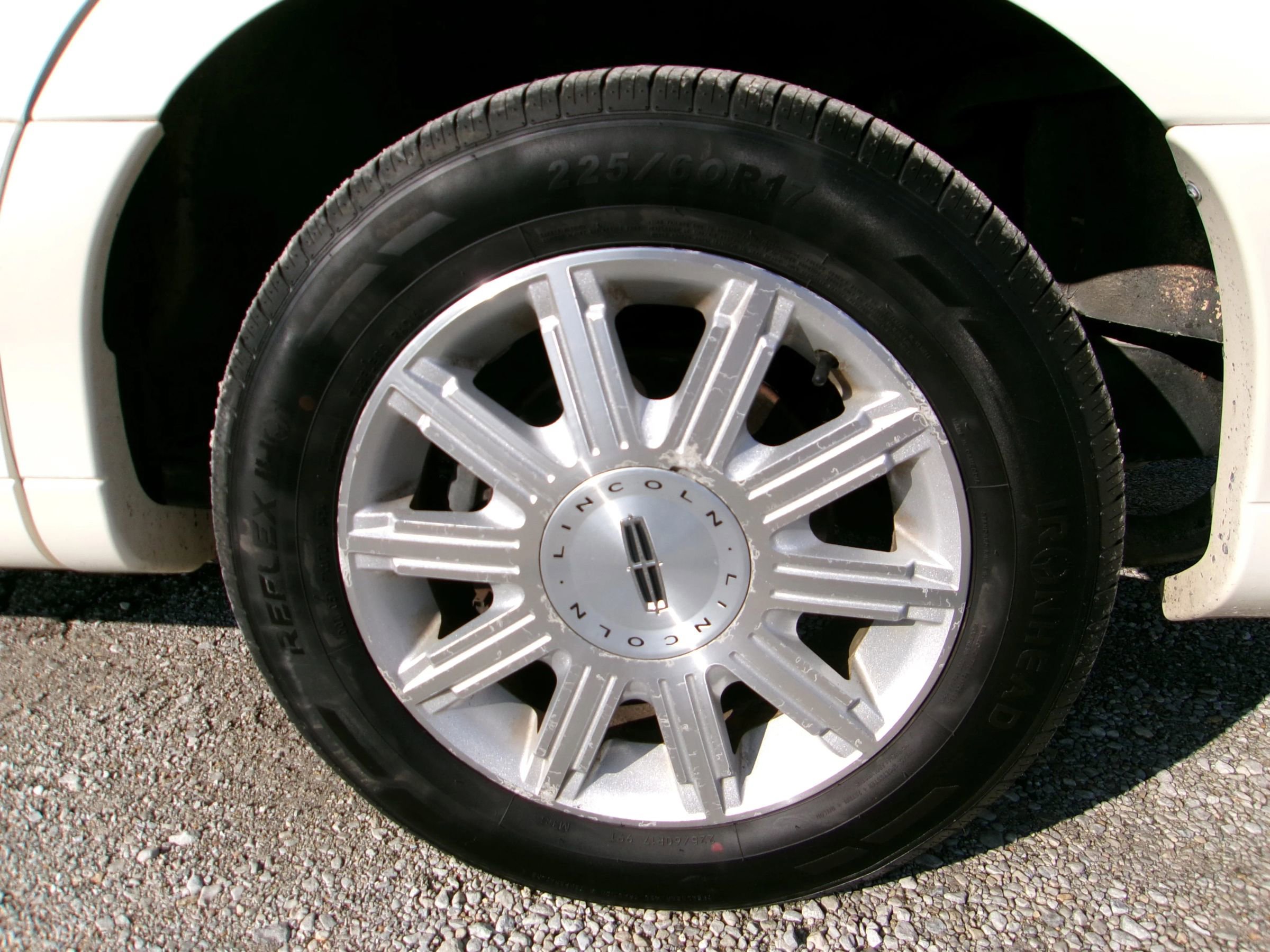 Used 2007 Lincoln Town Car Signature Limited image 16