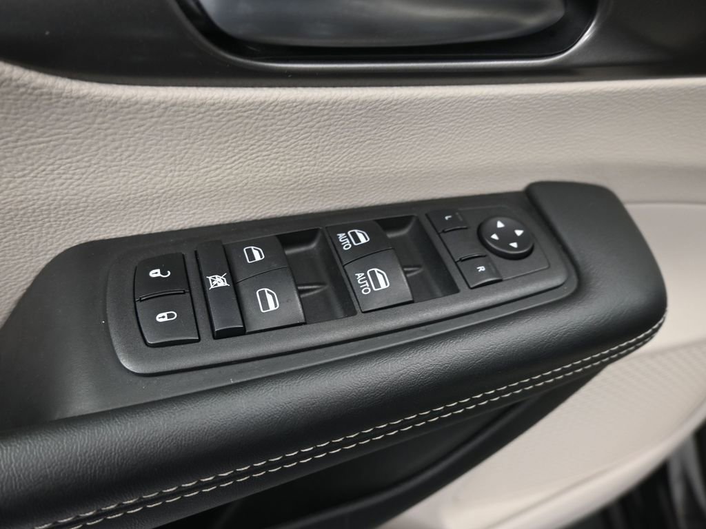 Used 2023 Chrysler Pacifica Touring-L image 13
