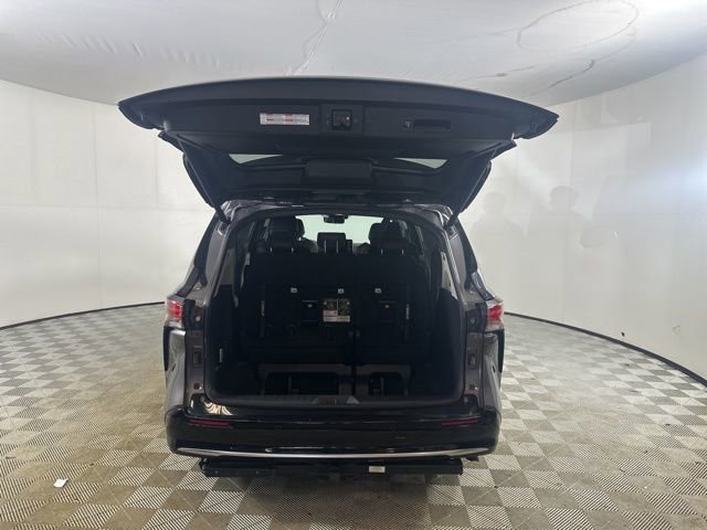 Used 2023 Toyota Sienna Platinum AWD/4WD image 7