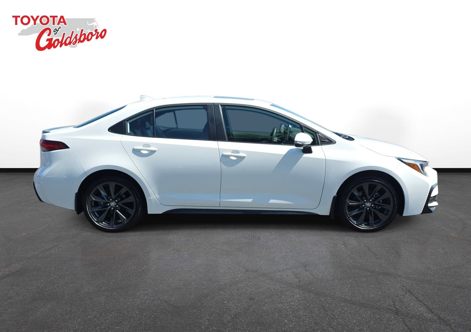 Used 2025 Toyota Corolla XSE FWD image 4