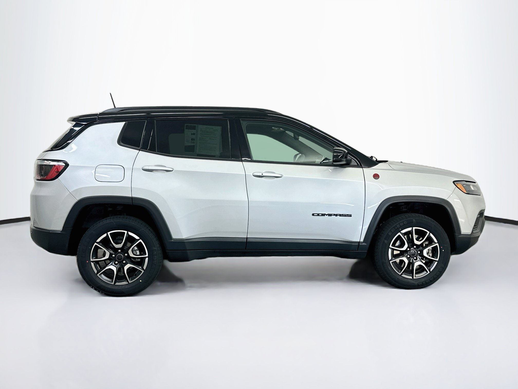 Used 2025 Jeep Compass Trailhawk AWD/4WD image 10