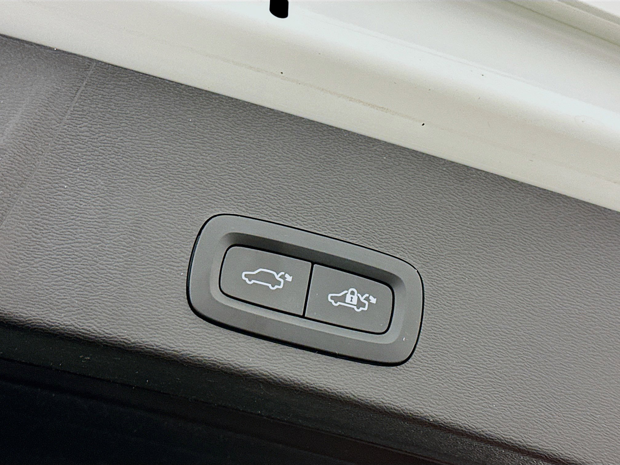 Used 2023 Volvo XC40 B5 Plus w/ Protection Package image 32