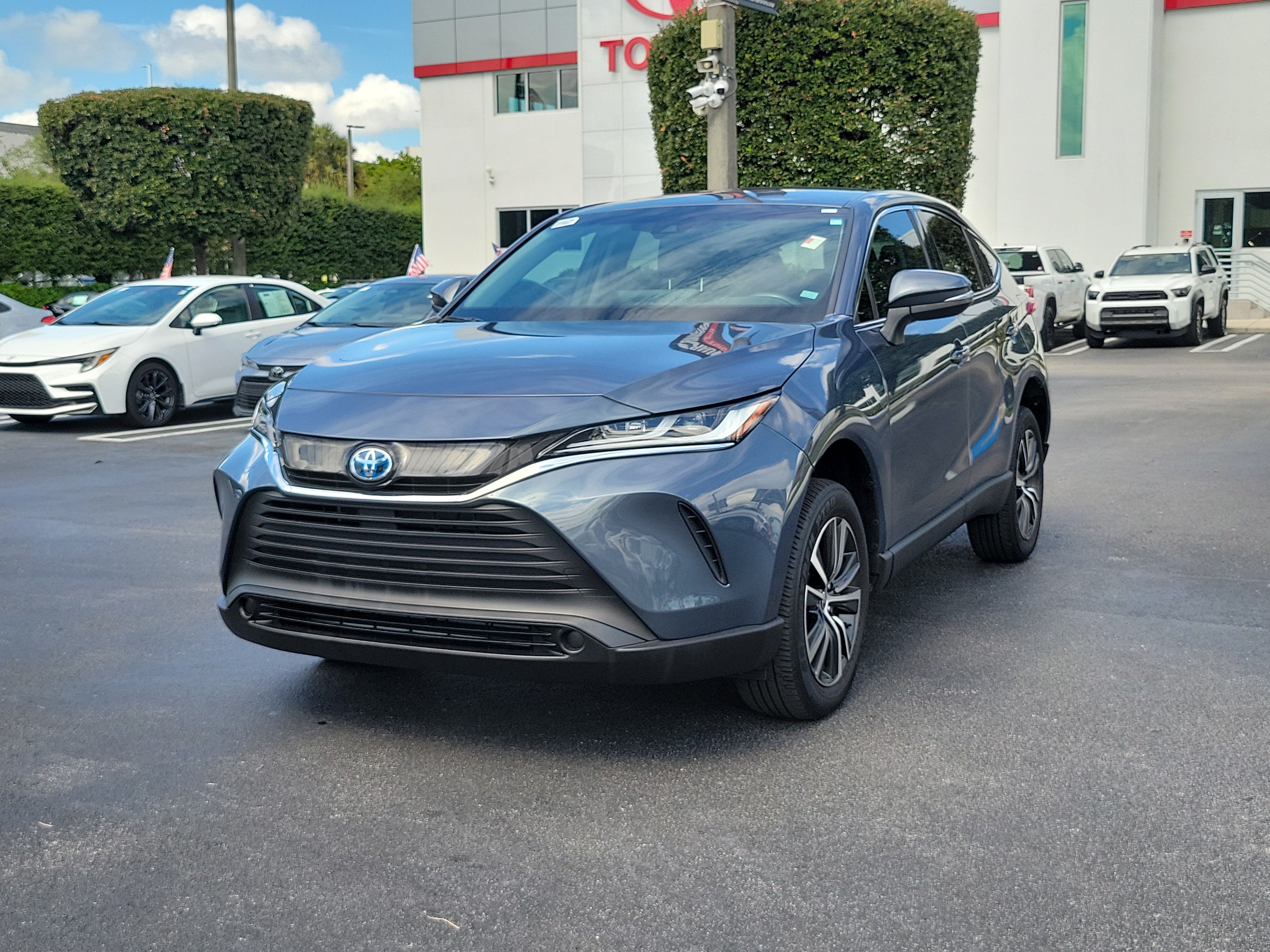 Used 2023 Toyota Venza LE AWD/4WD image 5