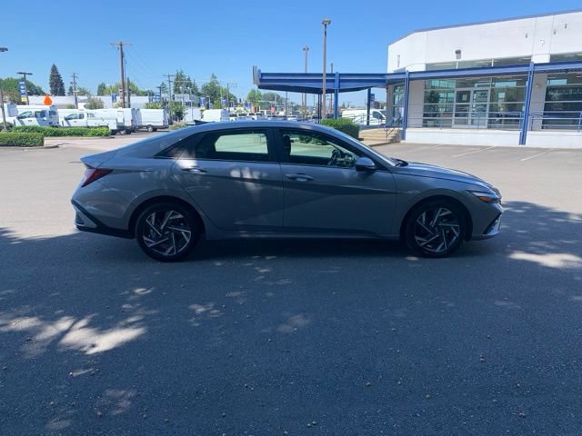 Certified 2025 Hyundai Elantra Limited FWD image 7