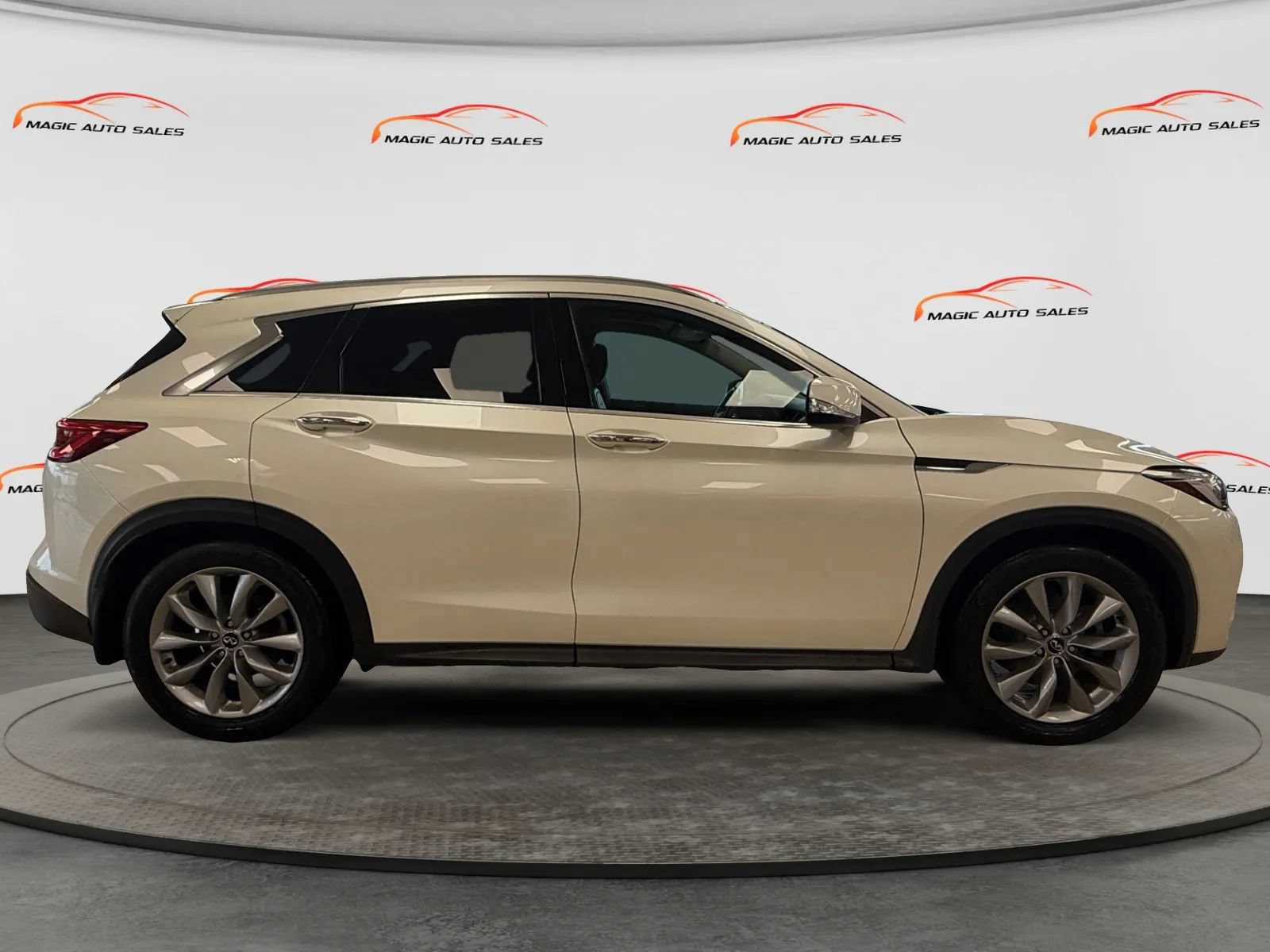 Used 2019 INFINITI QX50 Luxe w/ Navigation Package AWD/4WD image 6