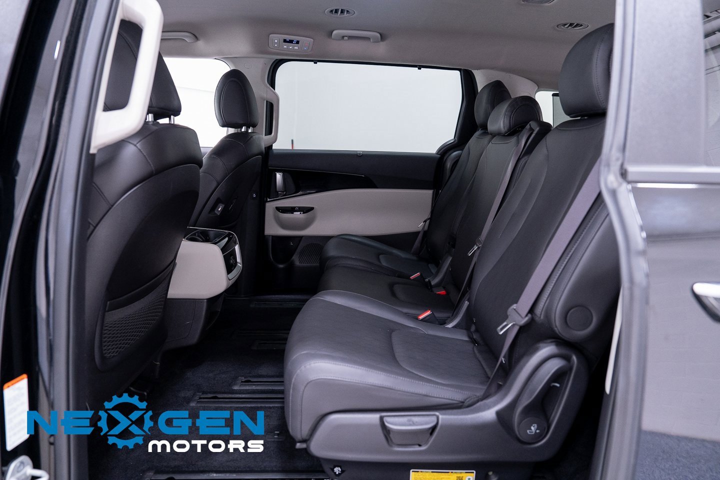 Used 2024 Kia Carnival EX image 38