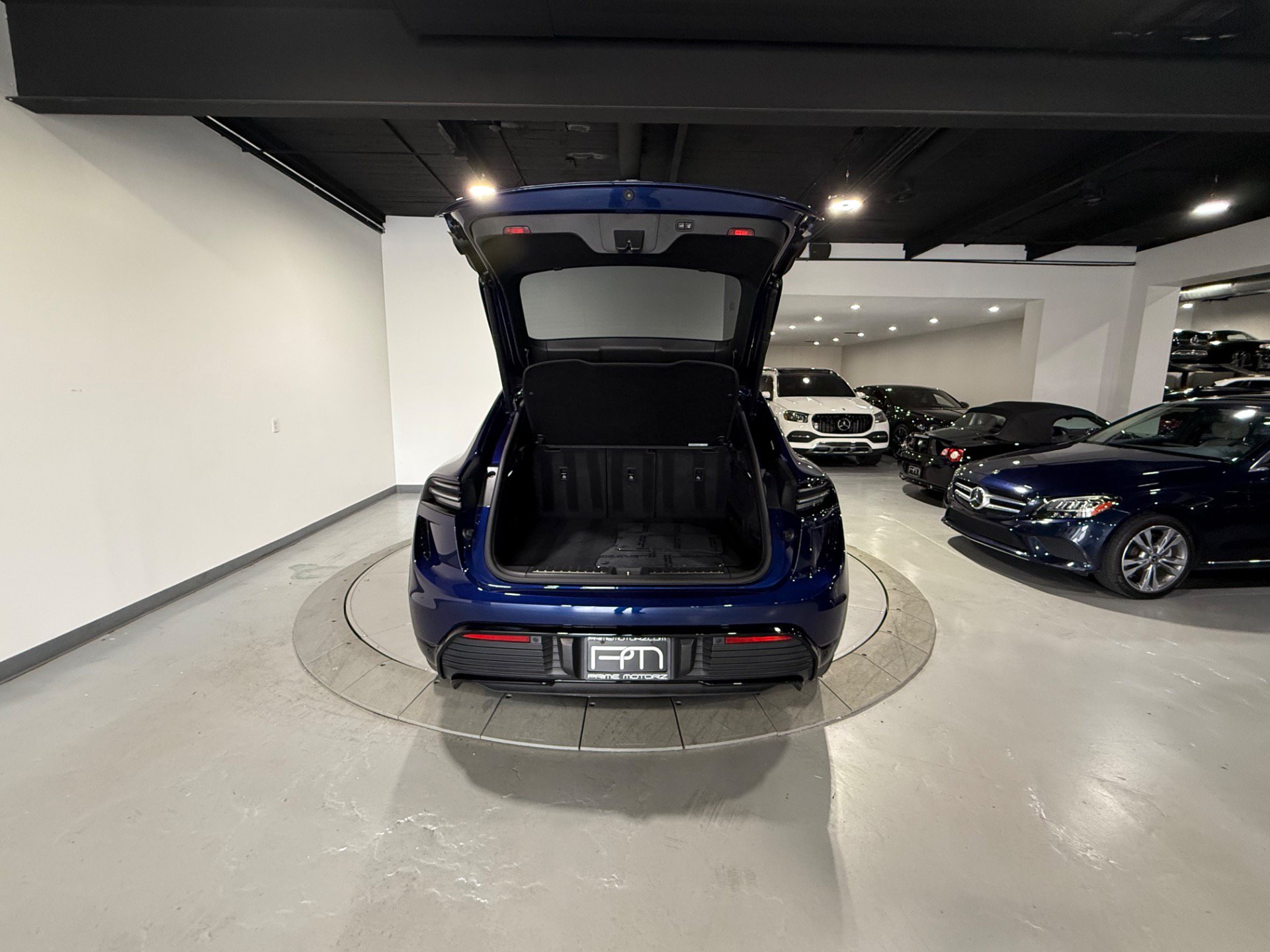 Used 2024 Porsche Macan Turbo Electric AWD/4WD image 16