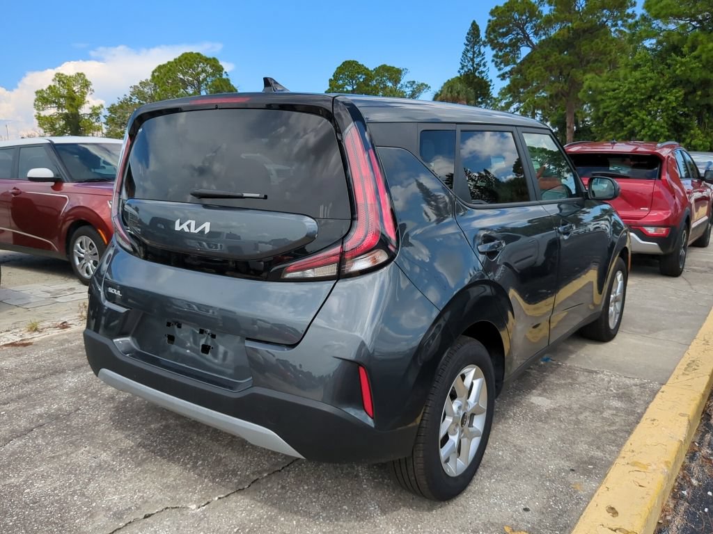 Certified 2025 Kia Soul LX w/ LX Technology Package FWD image 15