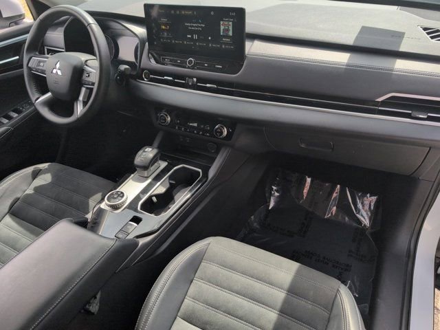 Used 2025 Mitsubishi Outlander SE FWD image 32