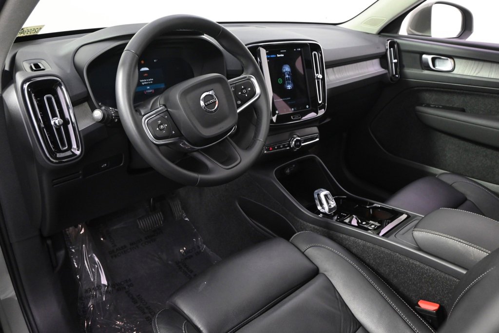 Used 2025 Volvo XC40 B5 Plus image 12