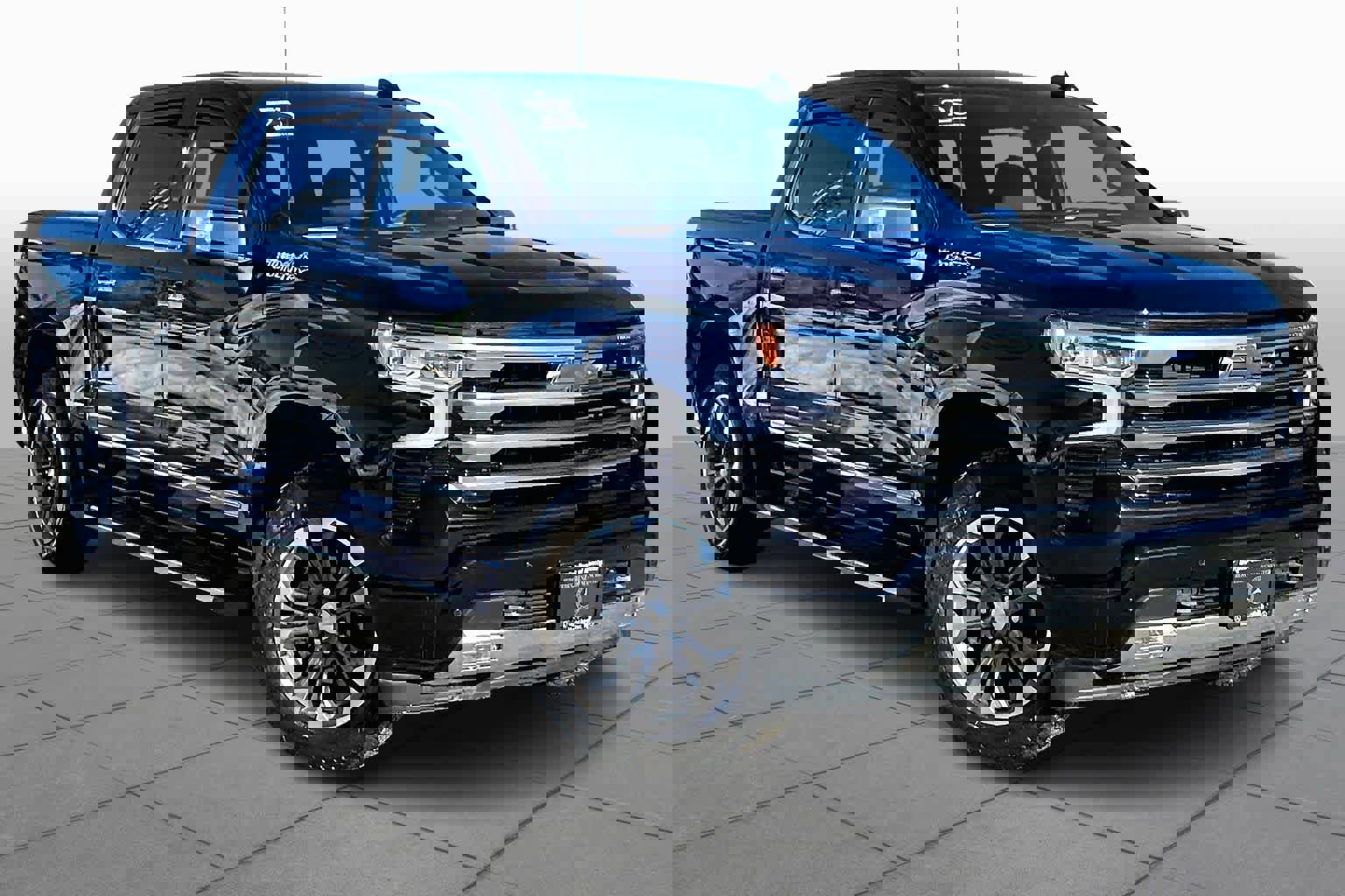 Used 2025 Chevrolet Silverado 1500 High Country w/ Technology Package AWD/4WD image 3