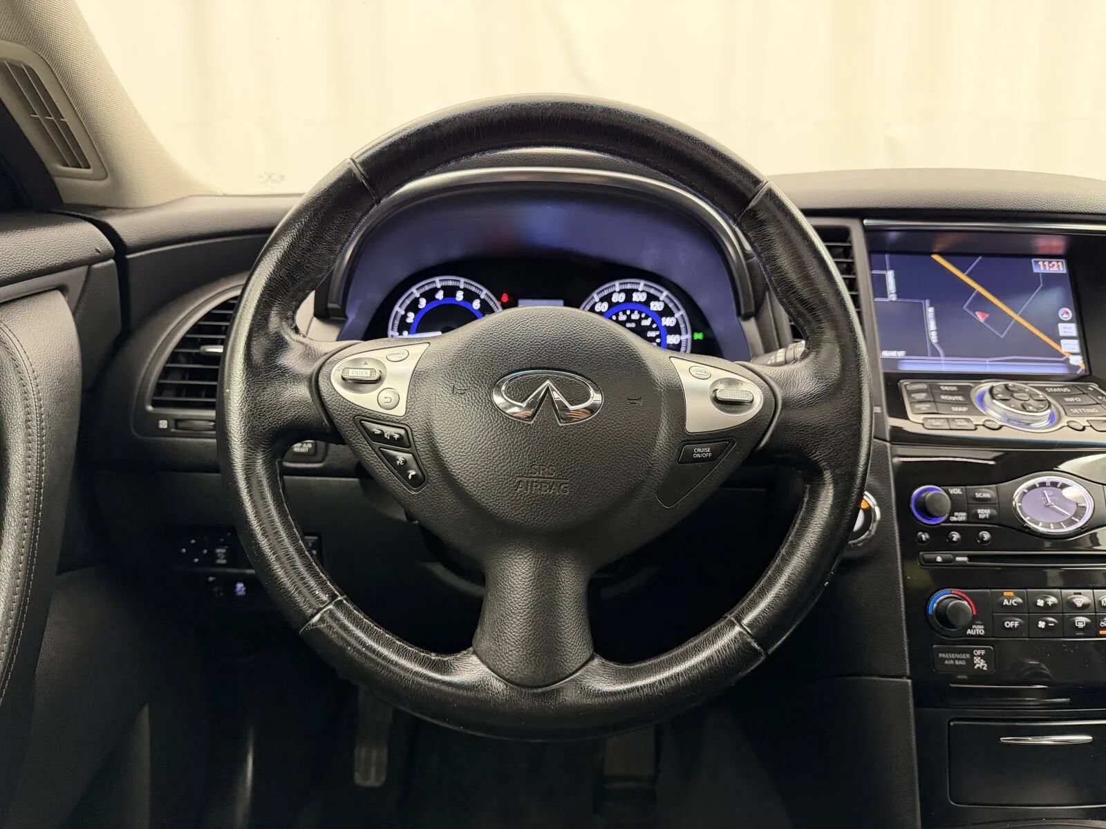 Used 2017 INFINITI QX70 AWD w/ Premium Package image 11
