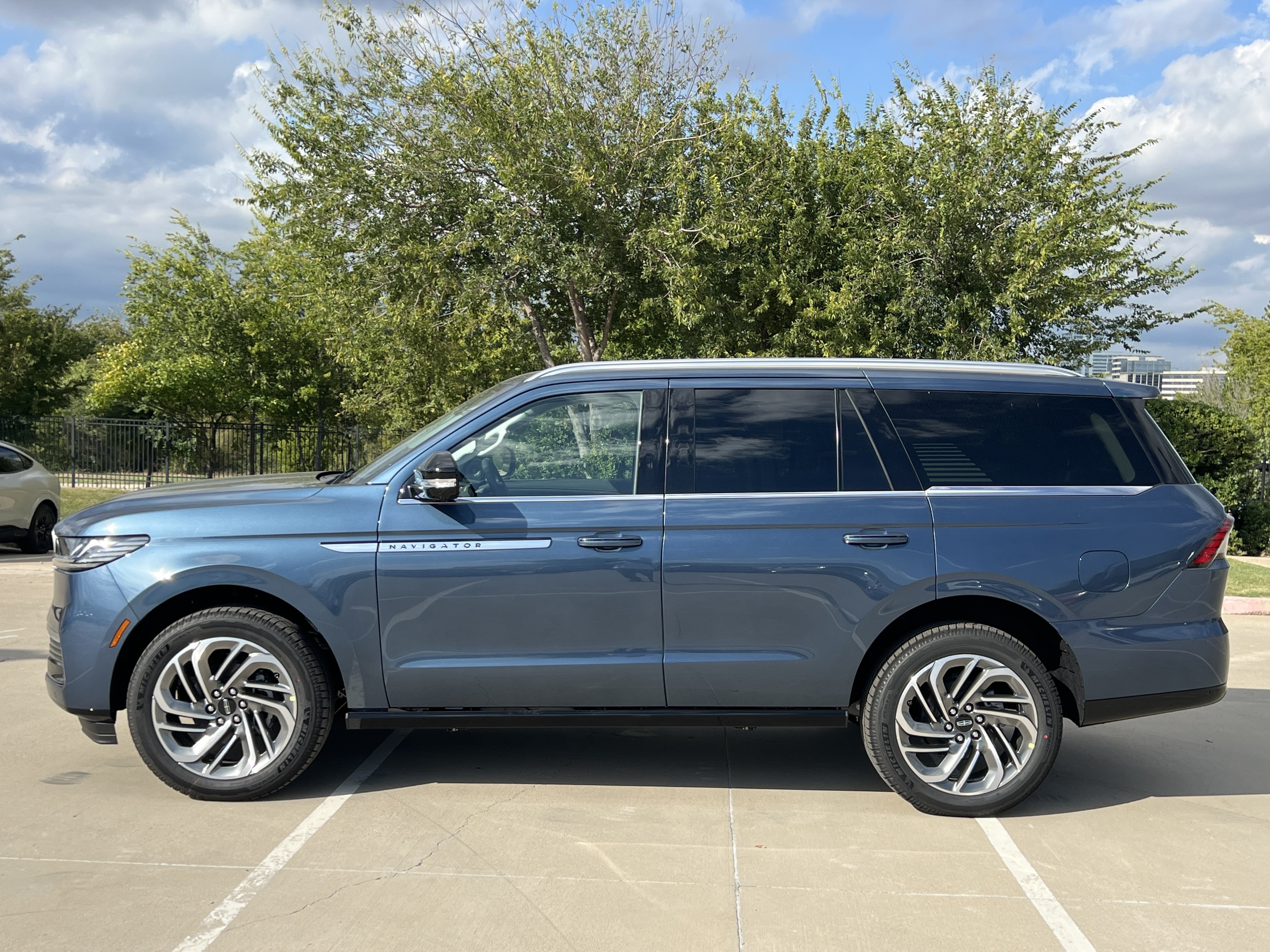 New 2027 Lincoln Navigator Reserve AWD/4WD image 4