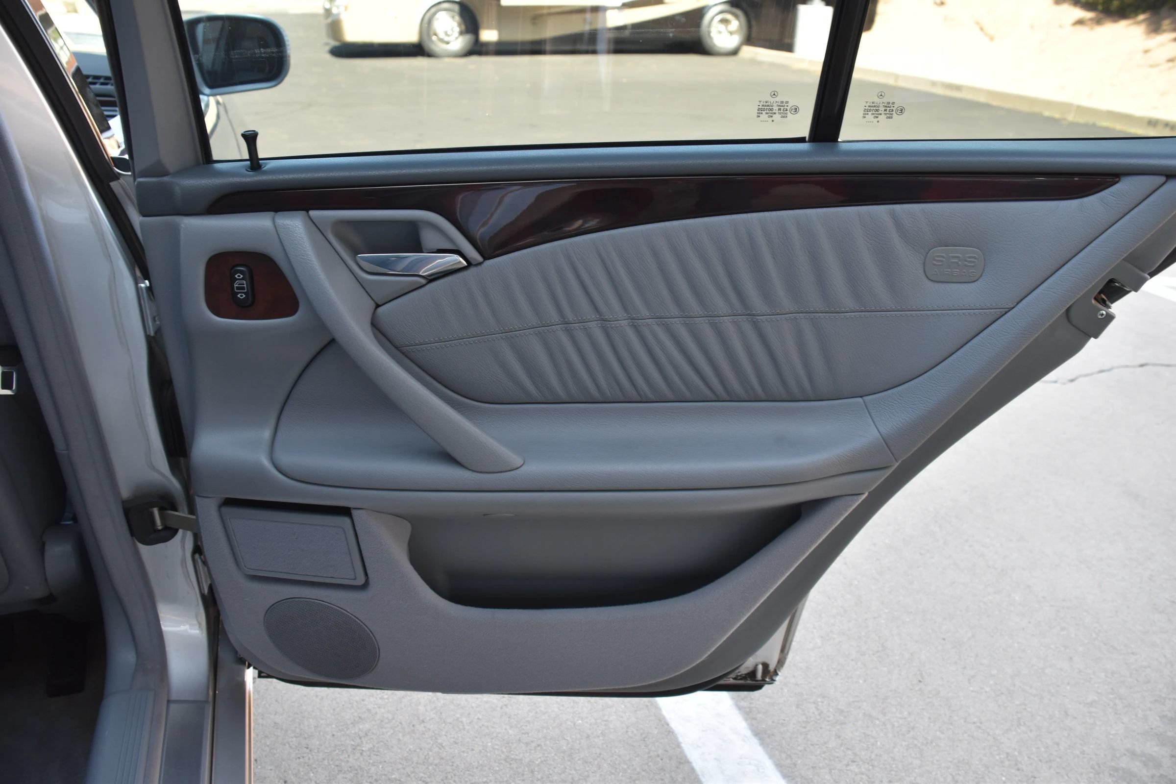 Used 2000 Mercedes-Benz E 320 Sedan image 27