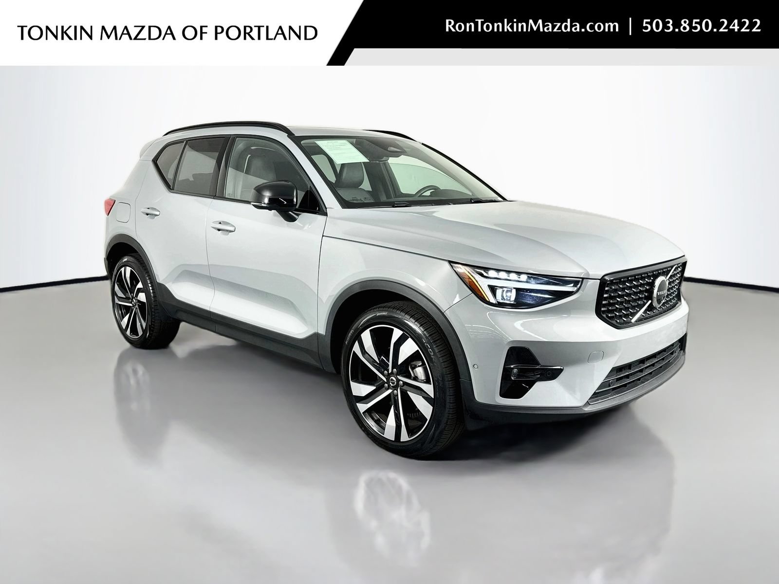 Used 2025 Volvo XC40 B5 Ultra AWD/4WD image 1