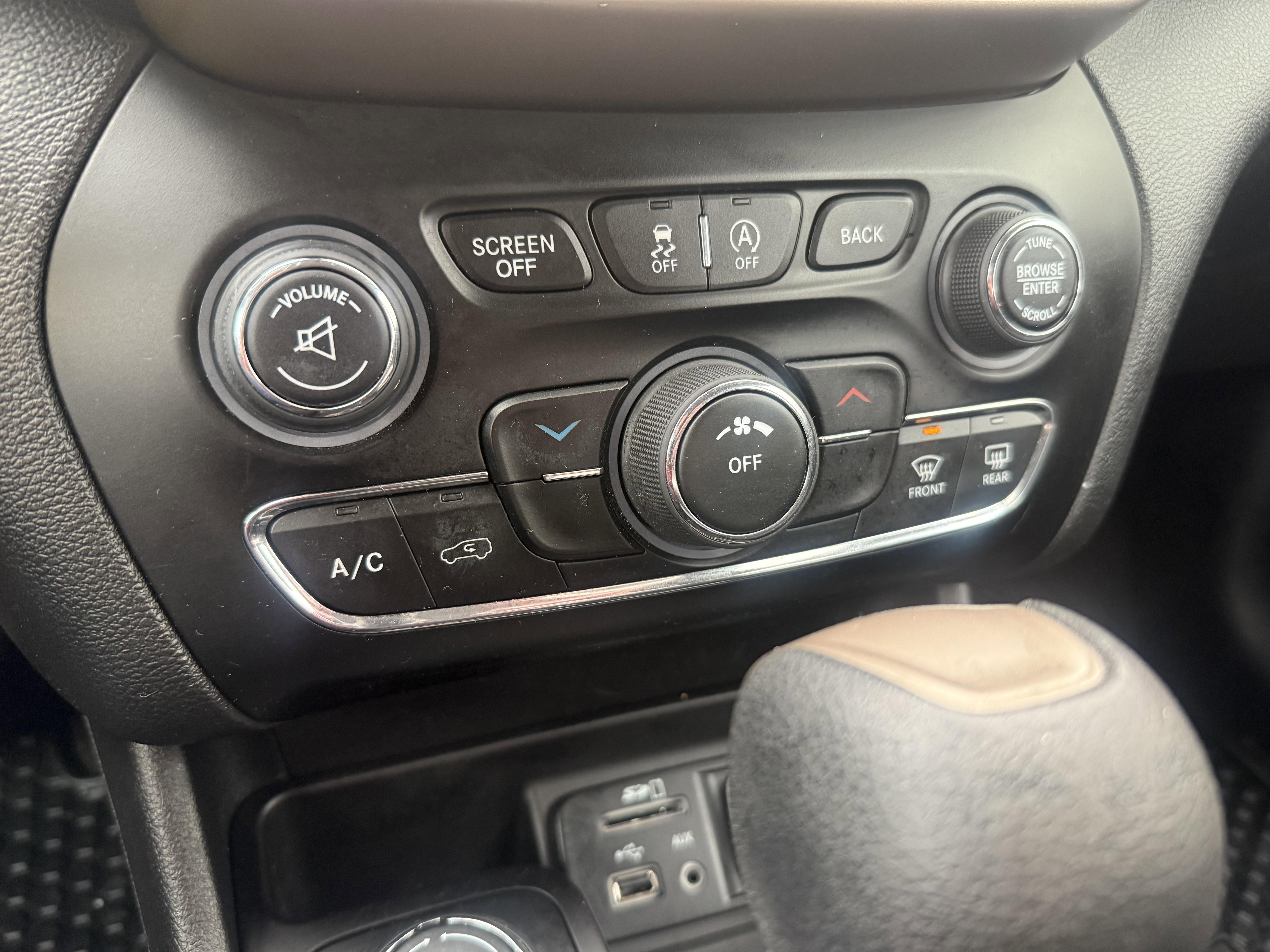 Used 2017 Jeep Cherokee Latitude w/ Cold Weather Group image 24