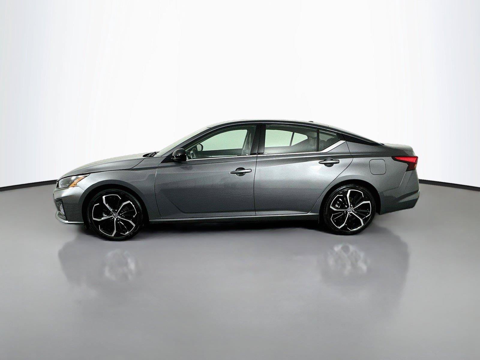 Used 2025 Nissan Altima 2.5 SR FWD image 8