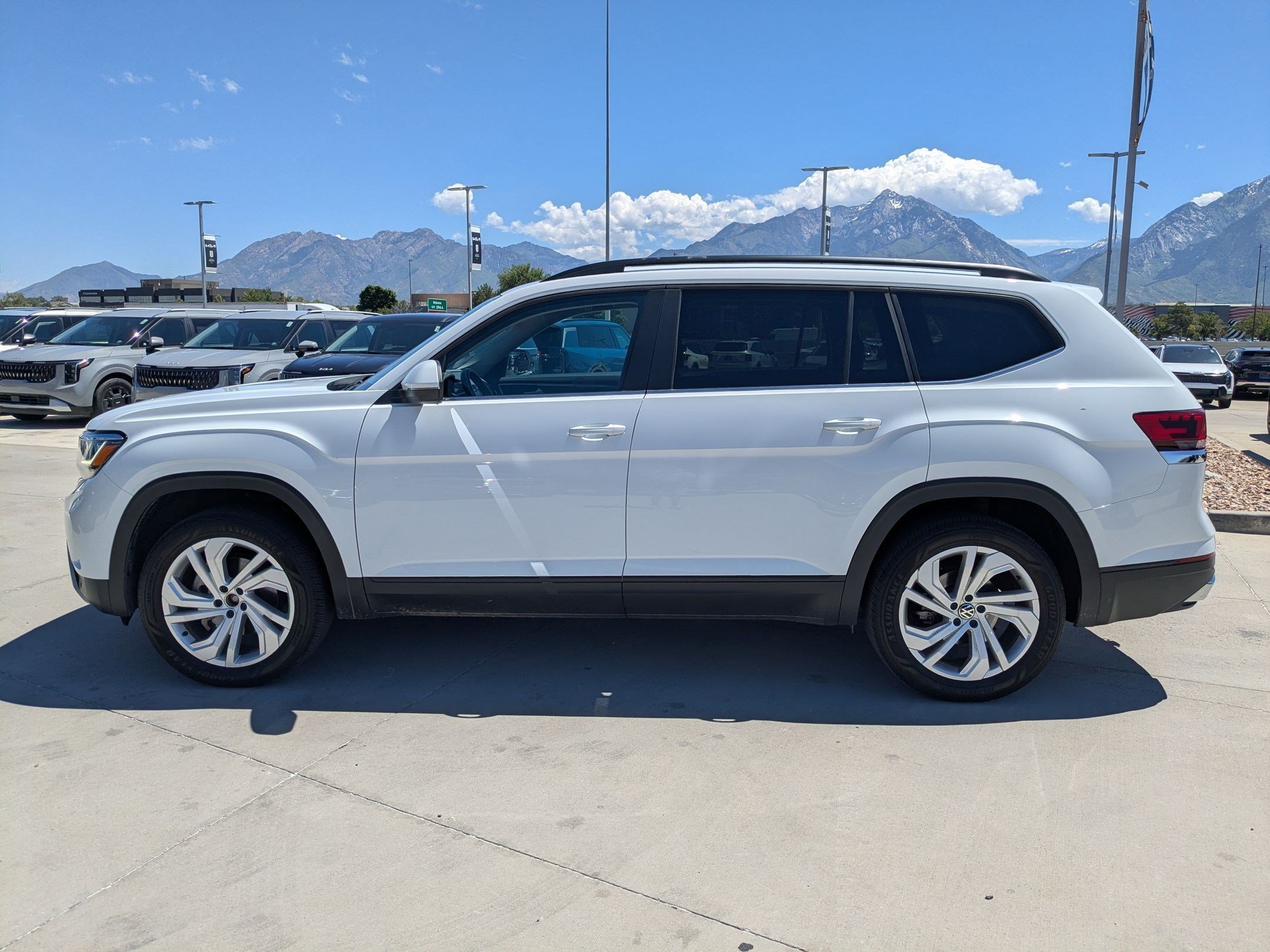 Used 2023 Volkswagen Atlas SE AWD/4WD image 3