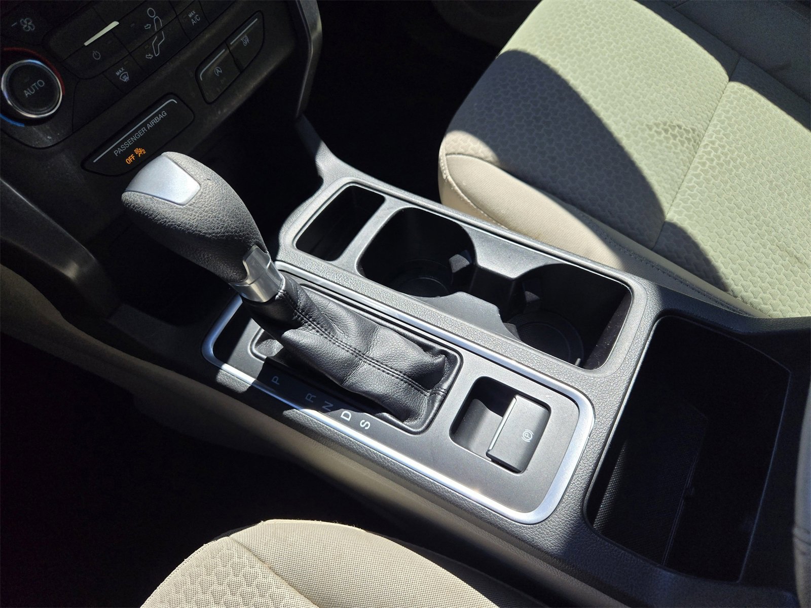 Used 2017 Ford Escape SE w/ Equipment Group 201A image 19