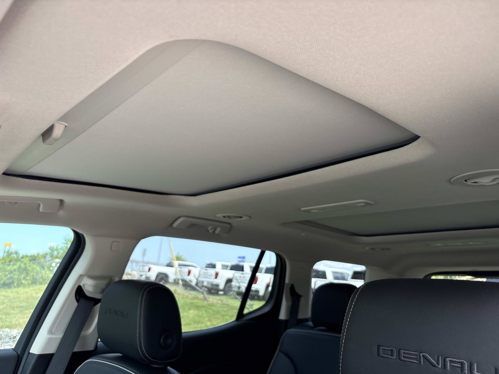 Used 2023 GMC Acadia Denali w/ Denali Technology Package FWD image 17