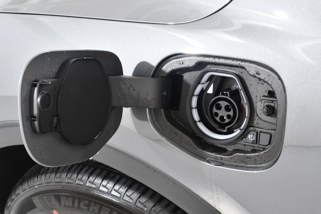 New 2025 Ford Escape SE w/ PHEV Premium Package image 24