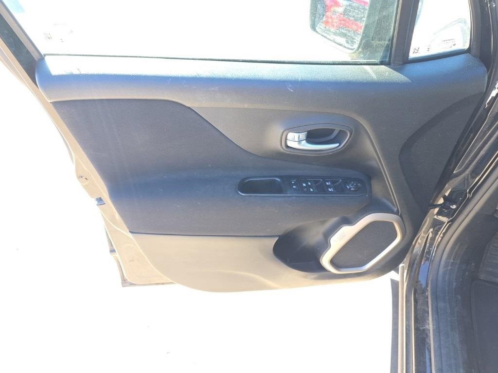 Used 2017 Jeep Renegade Latitude w/ Popular Equipment Group image 11