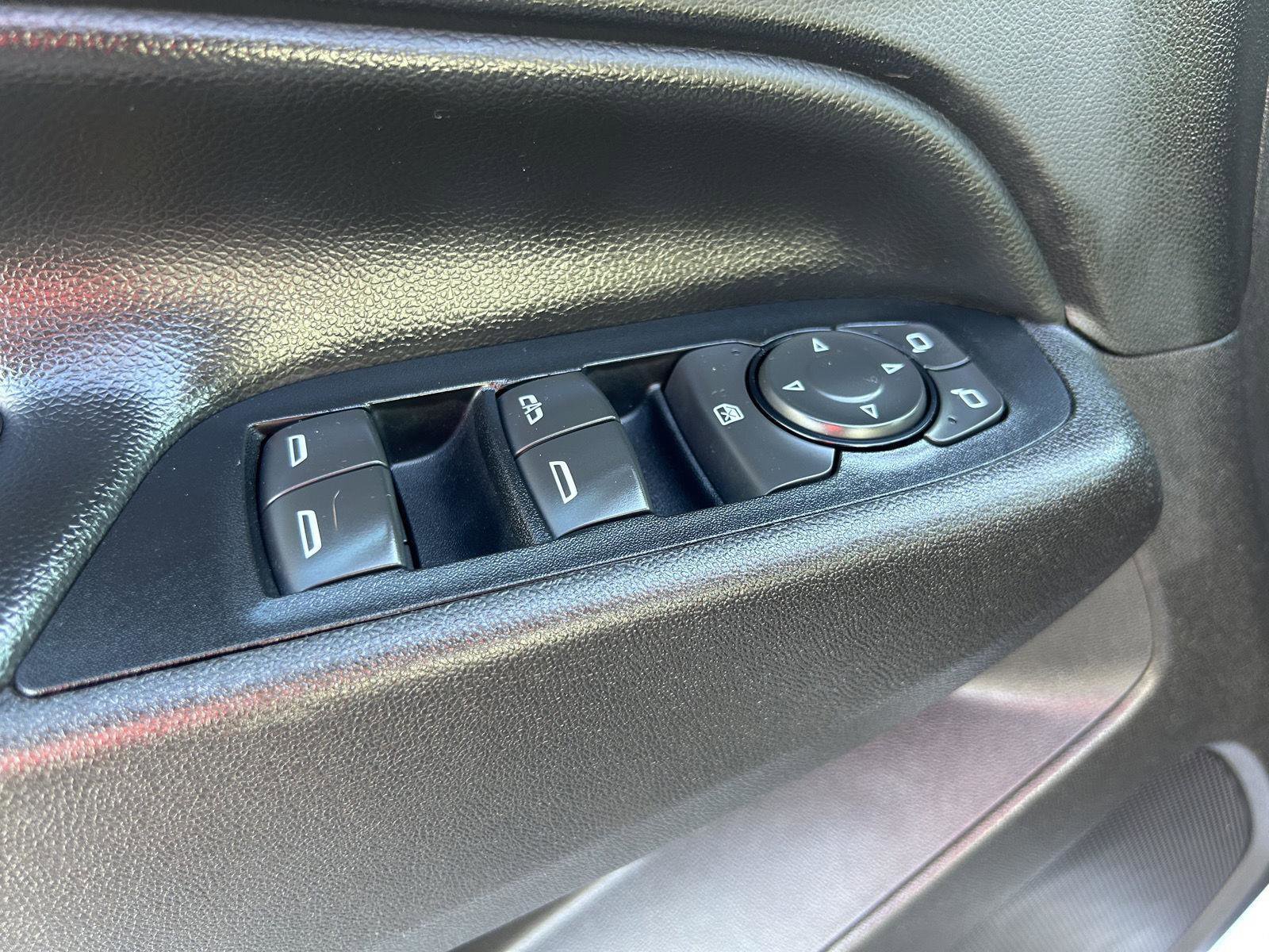 Used 2018 Chevrolet Equinox LT image 11