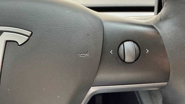 Used 2023 Tesla Model Y Long Range AWD/4WD image 23