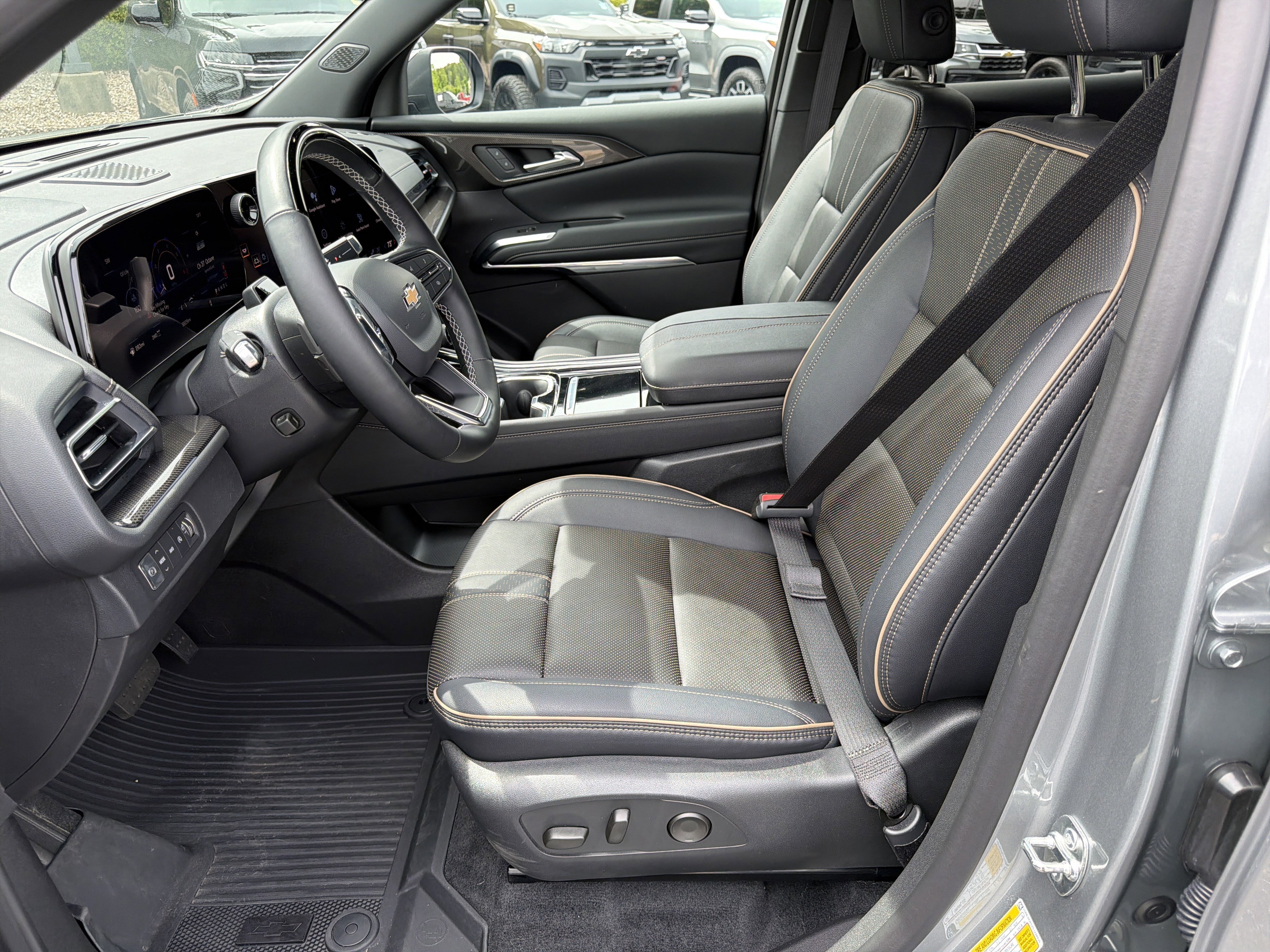 Used 2025 Chevrolet Traverse High Country w/ LPO, Floor Liner Package AWD/4WD image 9
