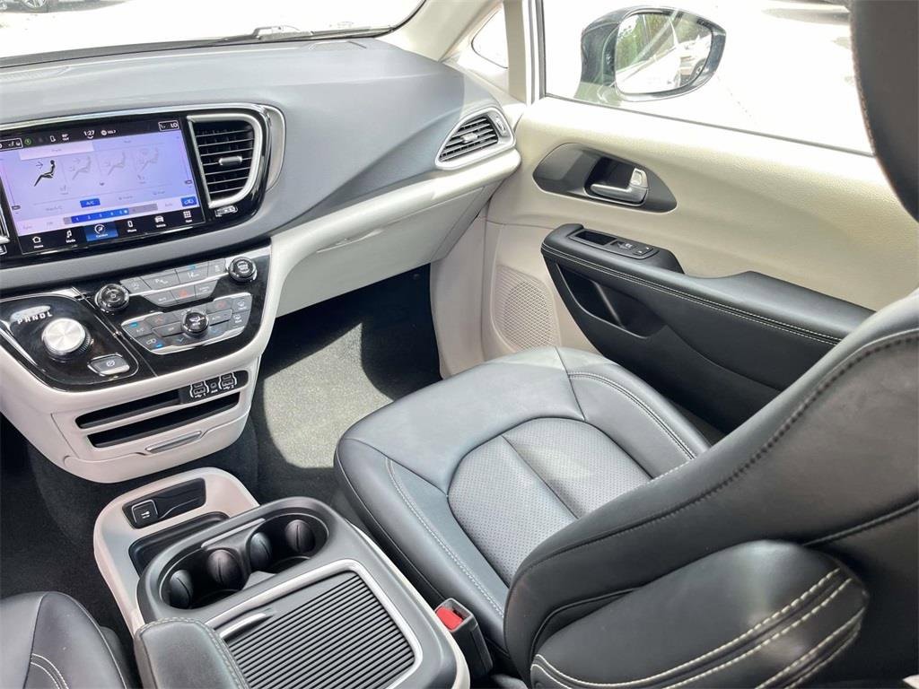 Used 2024 Chrysler Pacifica Touring-L image 27