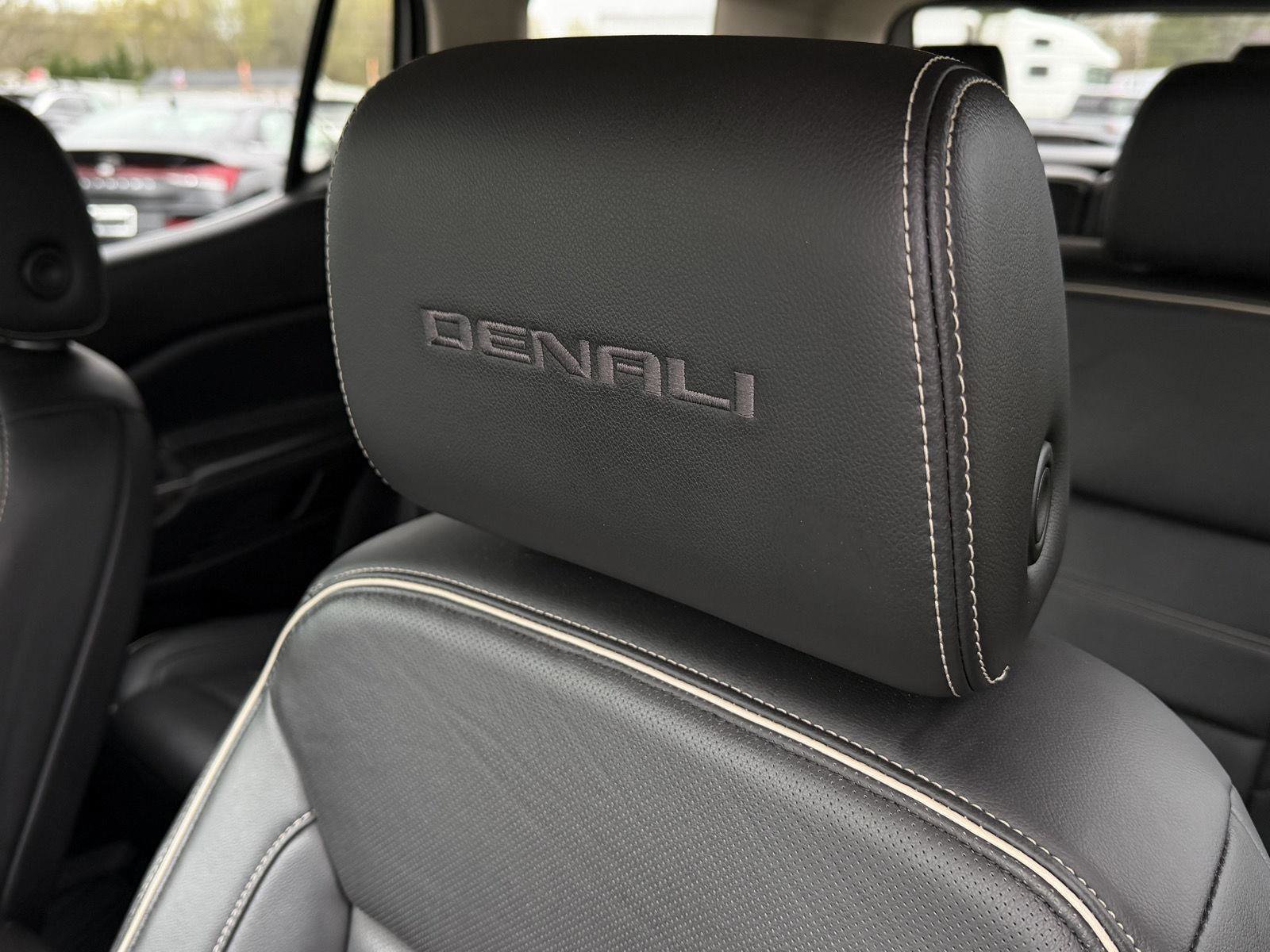 Used 2022 GMC Acadia Denali w/ Denali Technology Package image 12