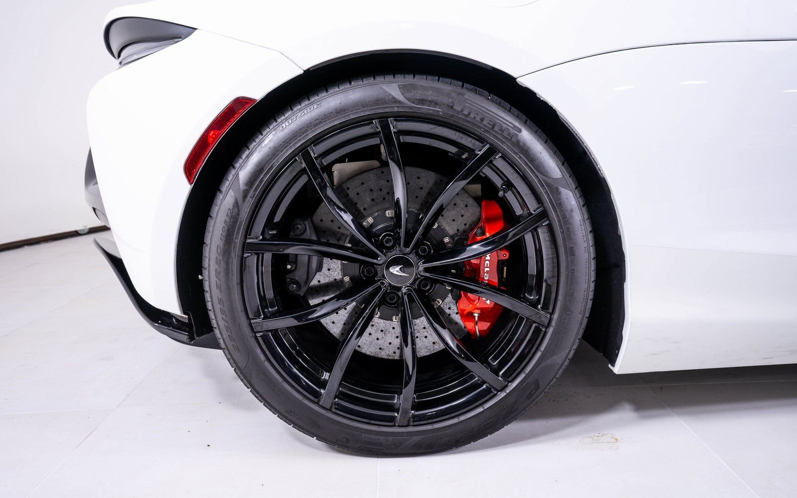 Used 2023 McLaren Artura image 14