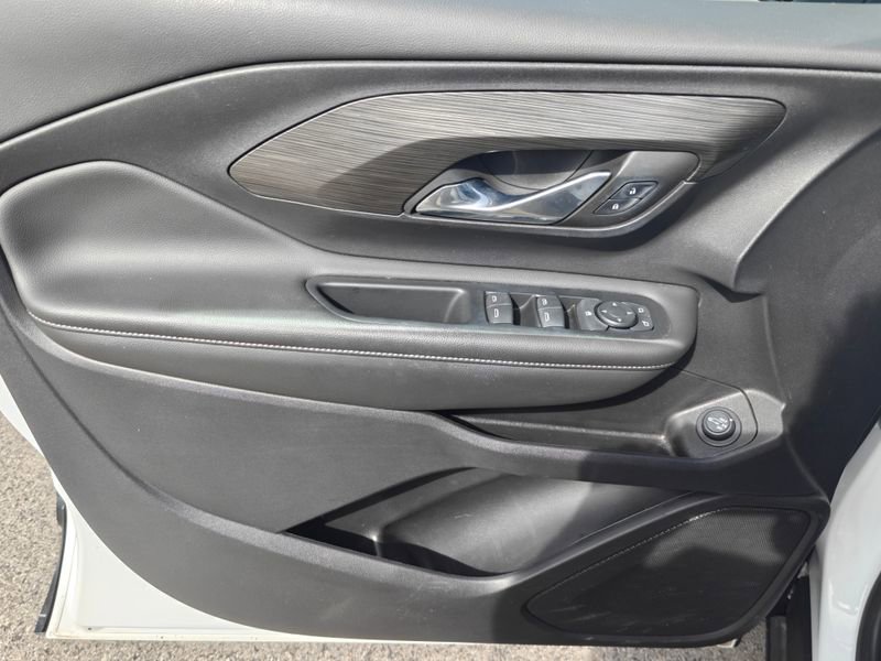 Used 2023 GMC Terrain SLE w/ Driver Convenience Package image 14