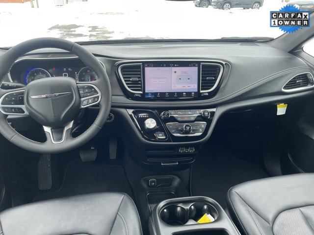 Used 2025 Chrysler Pacifica Select image 3