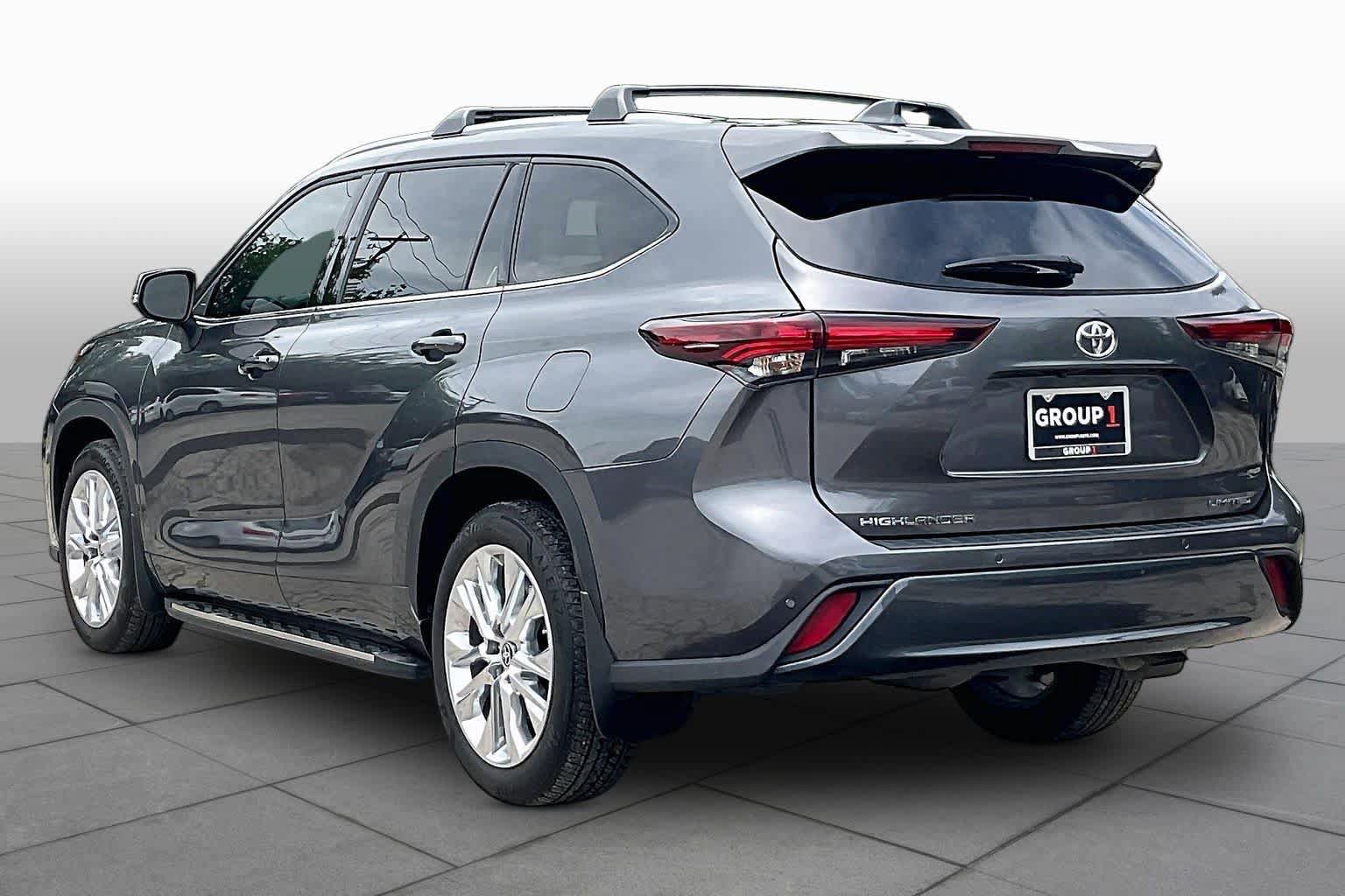Used 2025 Toyota Highlander Limited FWD image 12