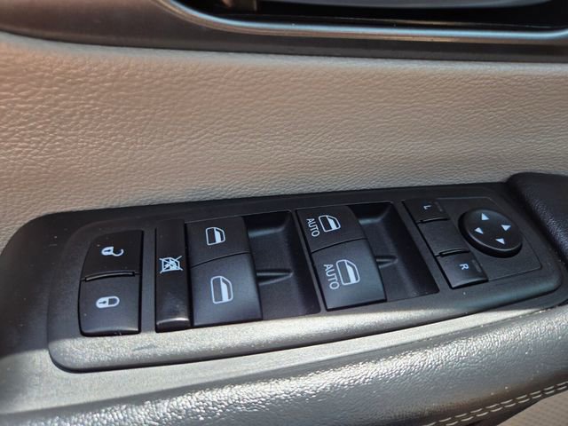 Used 2023 Chrysler Pacifica Touring-L FWD image 34