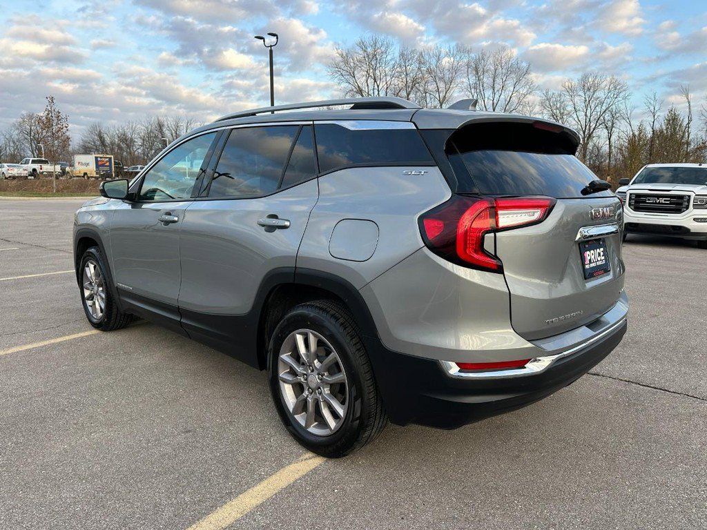 Used 2024 GMC Terrain SLT image 3