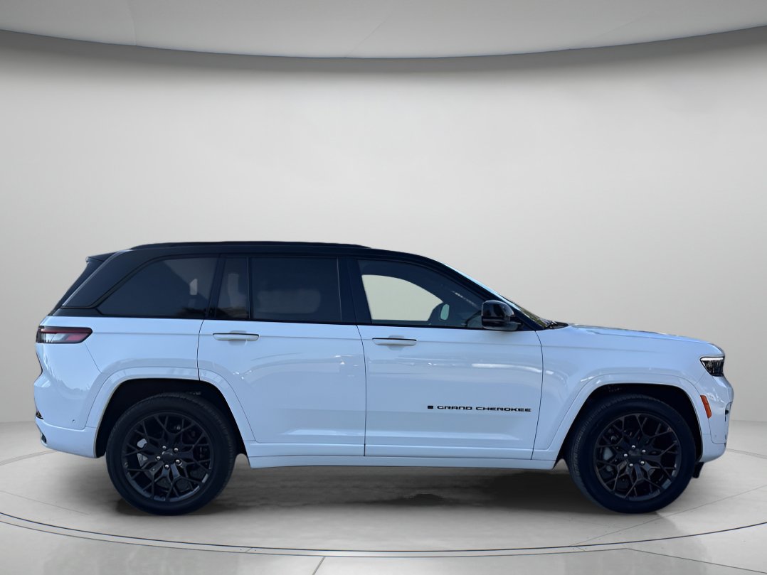 Used 2025 Jeep Grand Cherokee Summit image 2