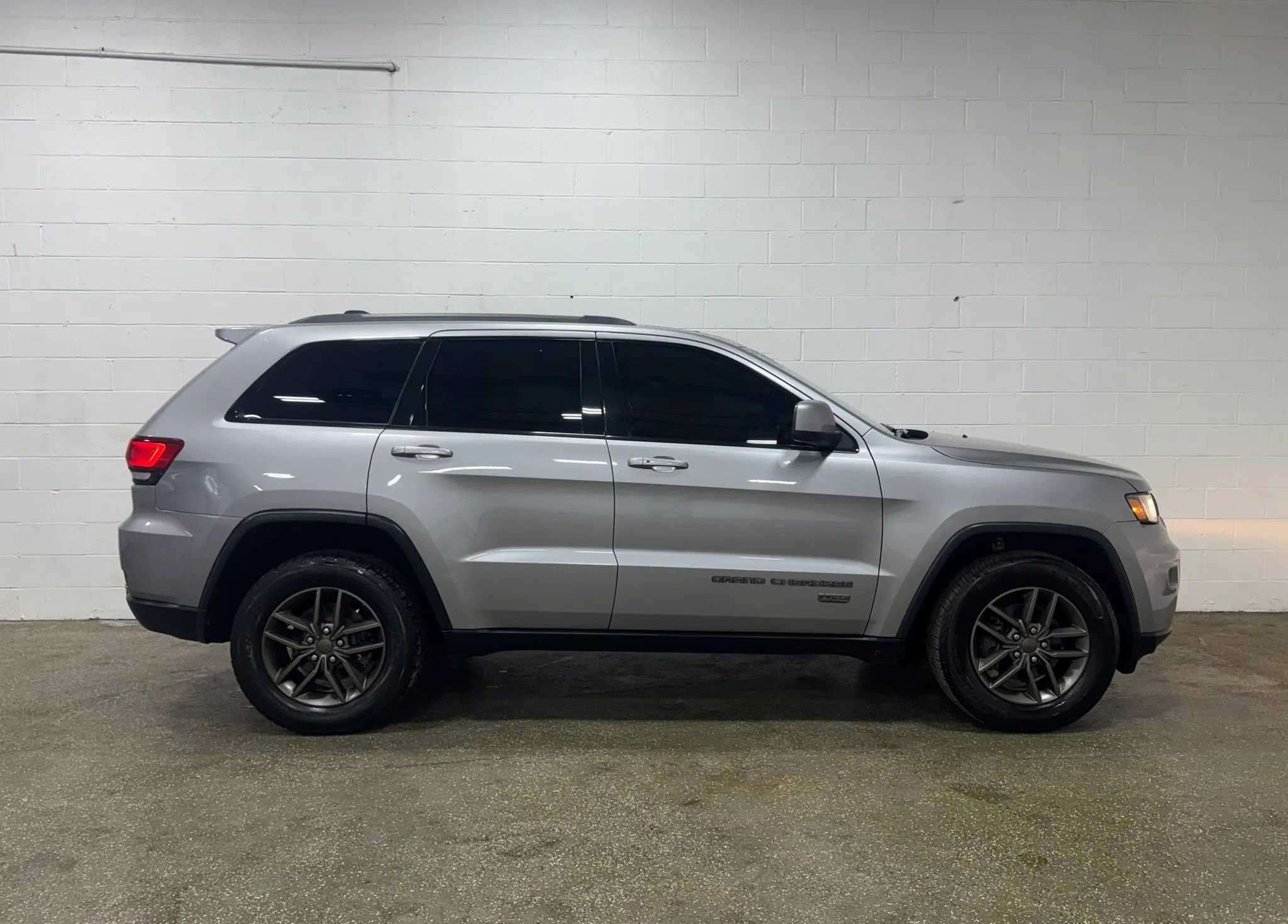 Used 2016 Jeep Grand Cherokee Laredo 75th Anniversary AWD/4WD image 2