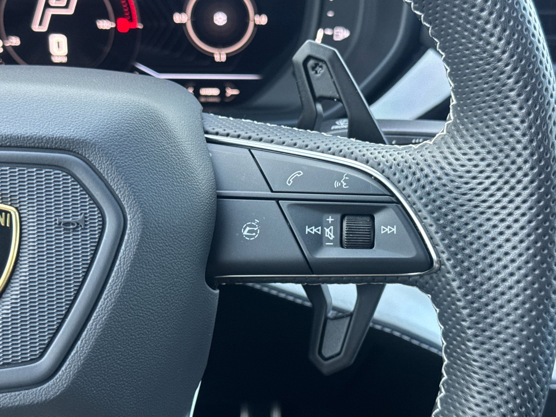 Used 2025 Lamborghini Urus SE AWD/4WD image 30