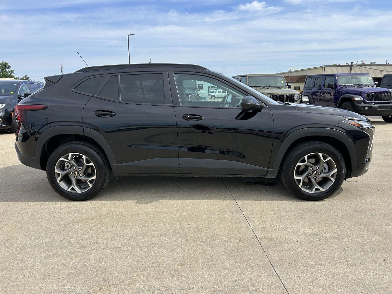 Used 2025 Chevrolet Trax LT w/ LT Convenience Package FWD image 36