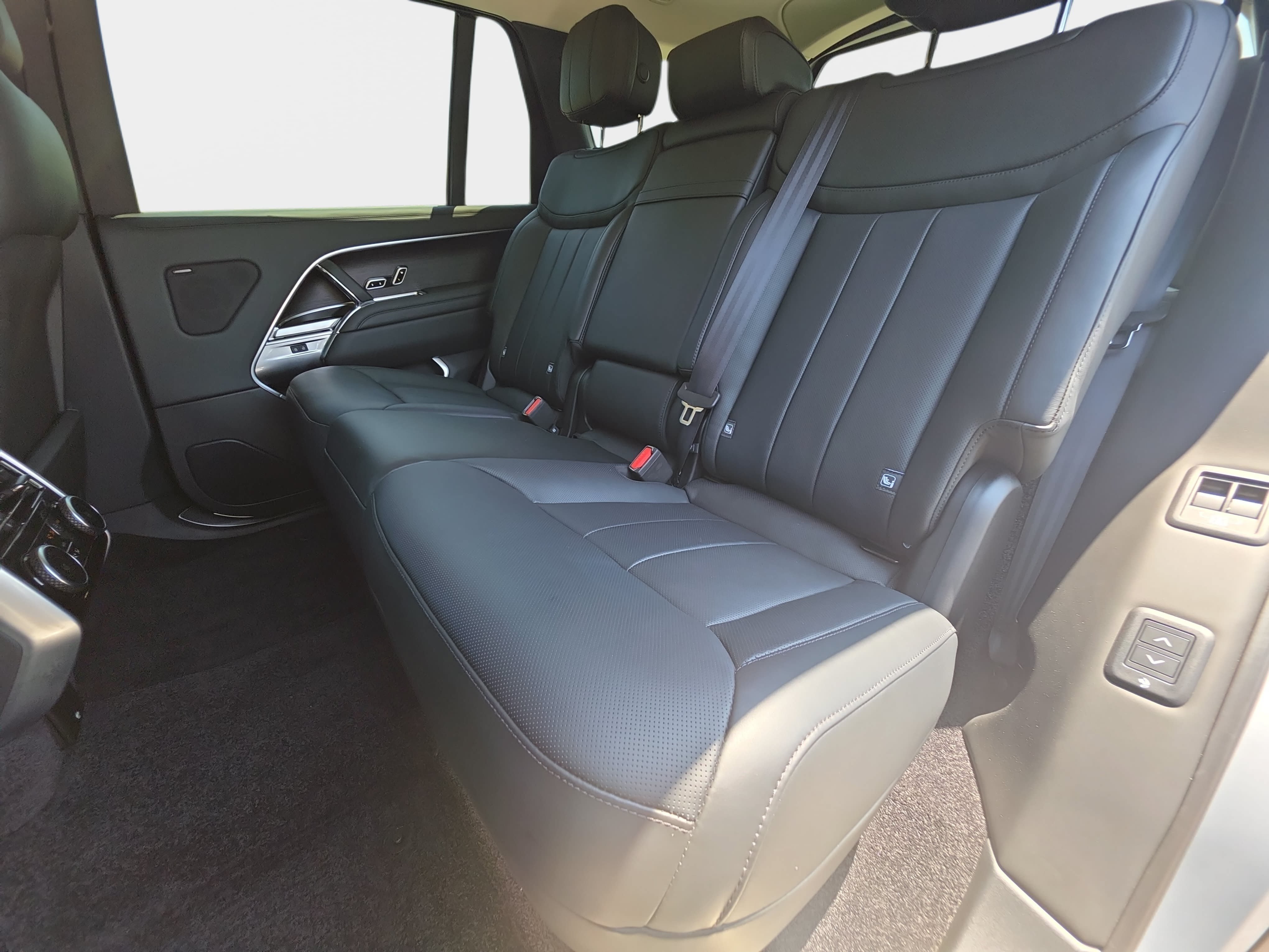 Certified 2025 Land Rover Range Rover Long Wheelbase SE AWD/4WD image 16