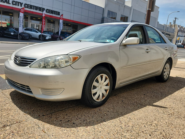 Used 2005 Toyota Camry XLE FWD image 3