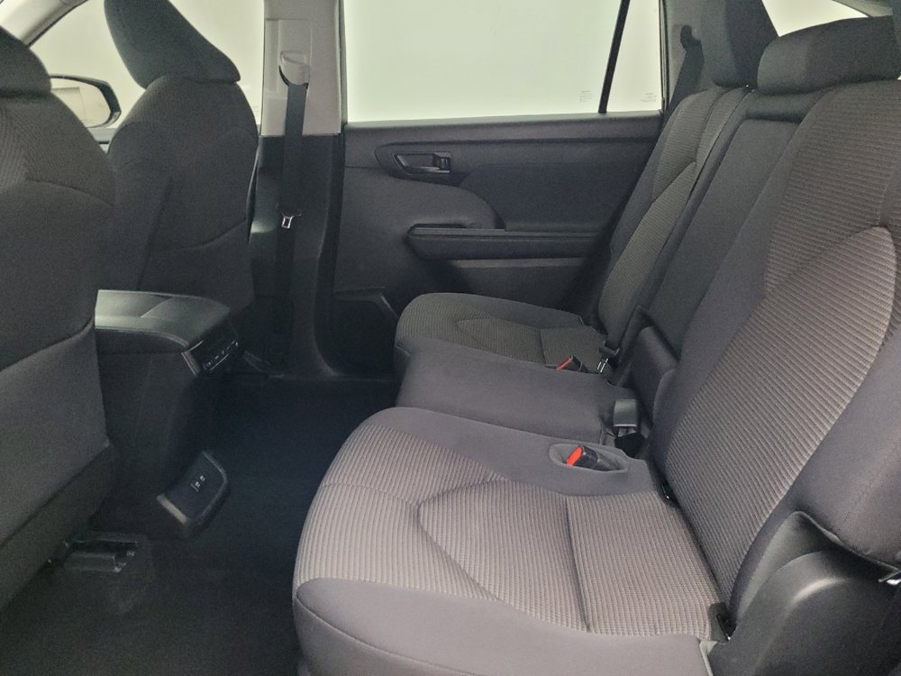 Used 2021 Toyota Highlander LE image 18