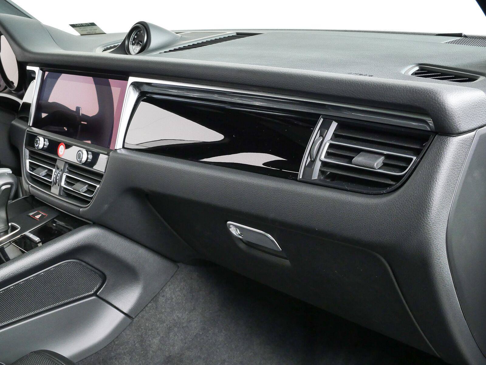 Certified 2025 Porsche Macan Turbo AWD/4WD image 26