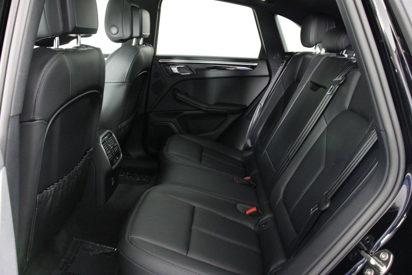 Certified 2025 Porsche Macan AWD/4WD image 33